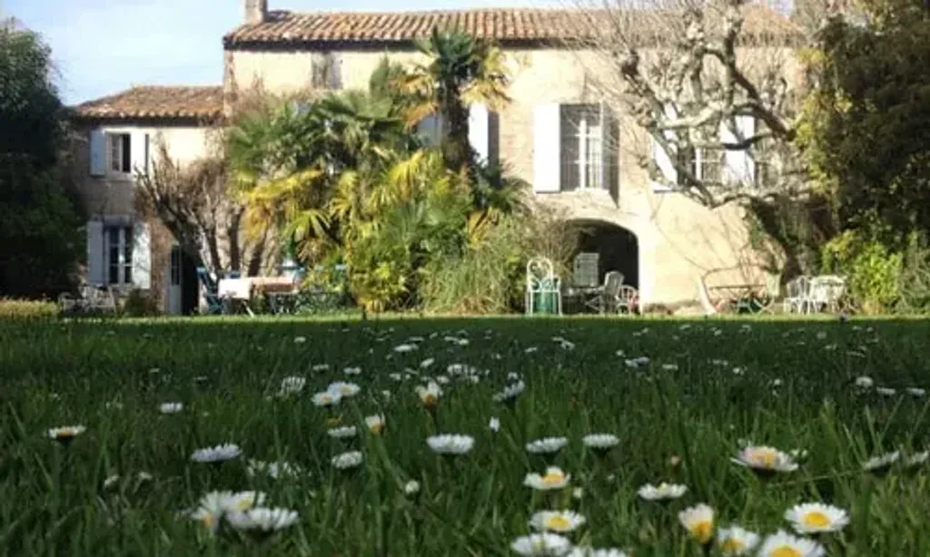 Grand Mother Sane Laan Moonwalker — set in the picturesque region of St Rémy de Provence, this retreat offers a serene backdrop for deep connection. The venue itself provides a grounded atmosphere, allowing participants to fully immerse themselves in the teachings and the natural beauty of the surroundings.