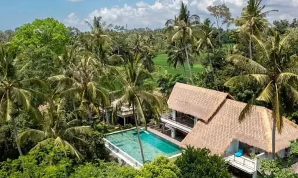 Great Escape Bali — set in the vibrant heart of Ubud, the center is surrounded by lush jungle landscapes, offering a serene escape. Paths winding through bamboo and coconut trees lead to various spots for contemplation and relaxation, including a private waterfall. The atmosphere blends natural tranquility with touches of refined elegance.