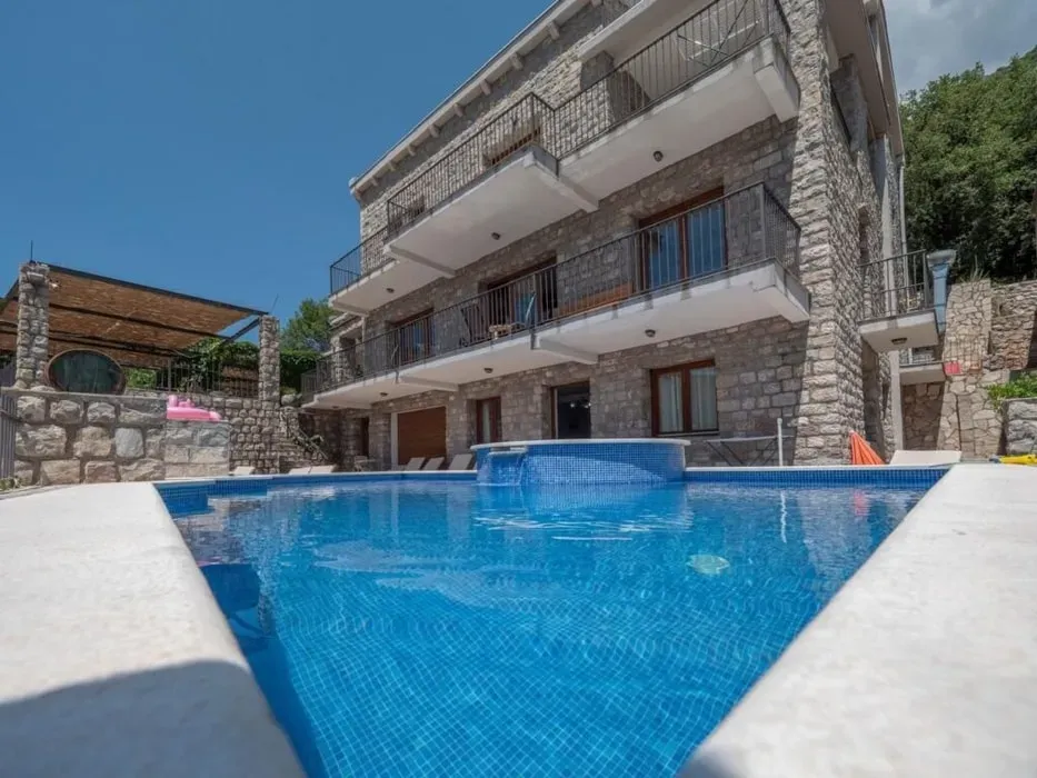 GreenDetoxRetreat — The retreat is situated in the scenic mountainous area of Montenegro, providing breathtaking panoramic views of both the sea and the surrounding mountains. This secluded location ensures silence, clean air, and a profound sense of solitude, creating an ideal environment for recovery and introspection.