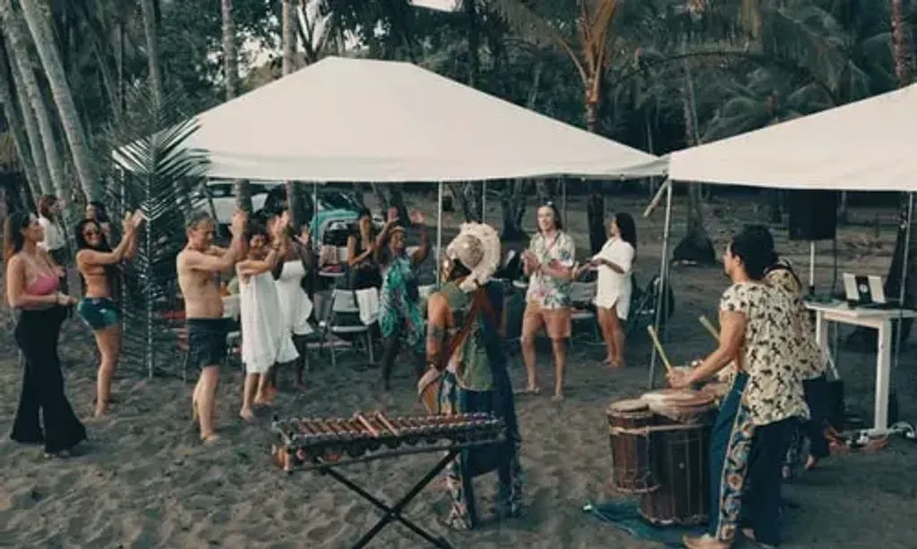 GroundedWay — set along the pristine Guanacaste coastline, GroundedWay offers an immersive experience surrounded by vibrant tropical gardens and the soothing sounds of the Pacific Ocean. The venue is just steps away from warm, year-round beaches, providing a natural and tranquil atmosphere for reflection and renewal. The air is fresh, and the environment encourages a deep connection with the natural world.