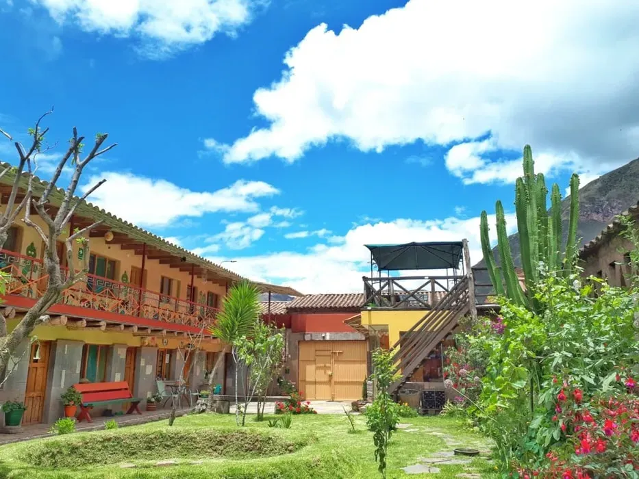 Guest House Pisac Inca — Guest House Pisac Inca is situated in a serene location next to quiet cornfields, offering stunning views of the surrounding mountains and the historic Inca ruins. Despite its peaceful ambiance, it's just a short walk from Pisac's vibrant city center, providing easy access to local shops, restaurants, and the famous Sunday market. The property boasts beautiful gardens, well suited to relaxation amidst incredible mountain vistas.