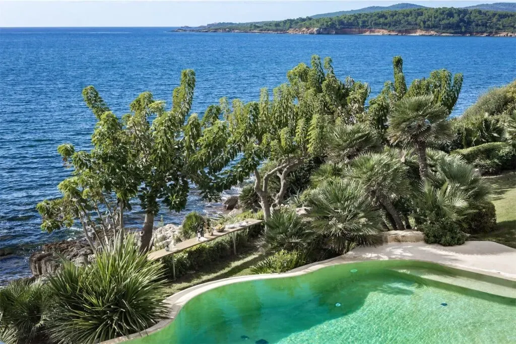 Happier Living — set in the picturesque Sardinian countryside near Alghero, the center provides a serene backdrop for reflection and rejuvenation. The natural beauty of the island, with its warm climate and tranquil atmosphere, creates an ideal environment for stepping away from the everyday hustle.