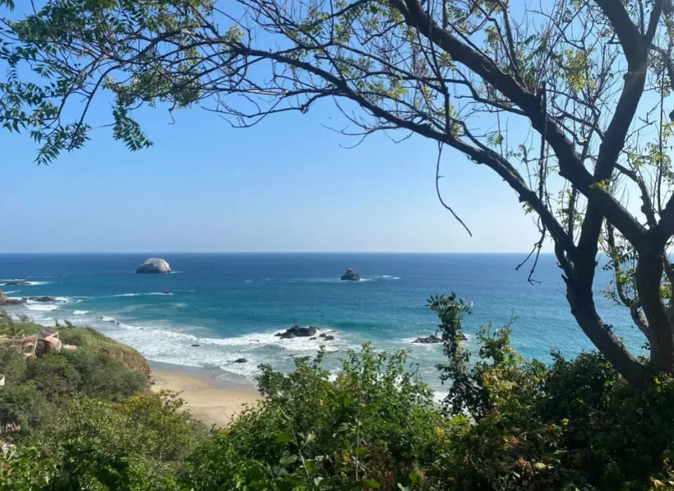 Healing Moon Ayurveda — The retreat is situated on a hilltop, providing breathtaking panoramic views of the Pacific beaches of San Agustinillo, Mazunte, and Playa Aragon. This elevated position creates a peaceful and tranquil haven, allowing guests to connect with nature and enjoy the serene coastal environment.