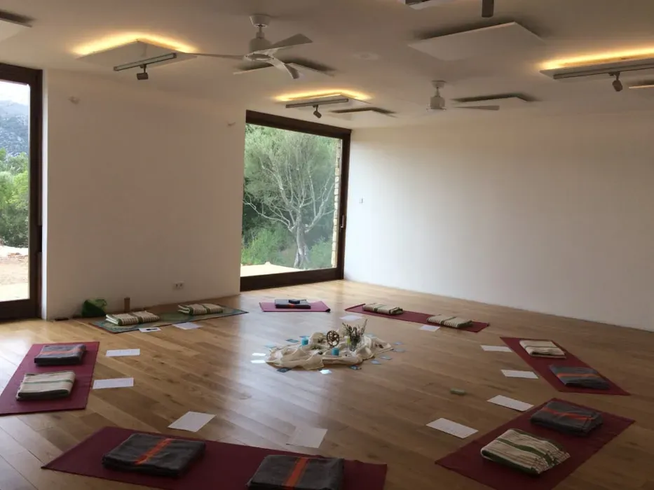 Hedi de Vree — The retreat is situated in a picturesque location, likely offering a serene and inspiring environment given the mention of stunning mountain views. The specific geographical context isn't provided, but the emphasis on natural beauty suggests a peaceful escape from daily life.