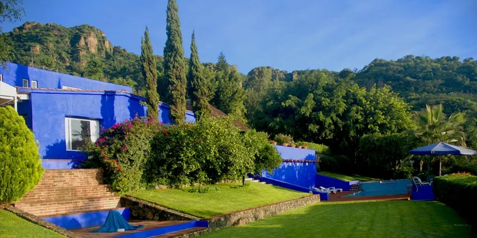 Holigral Venues — The retreats are held in different villas and centers within the Valley of Tepoztlán, Morelos. This region is known for its stunning natural beauty, including the iconic Tepozteco mountain, and a vibrant, spiritual atmosphere that draws visitors seeking both relaxation and cultural immersion.