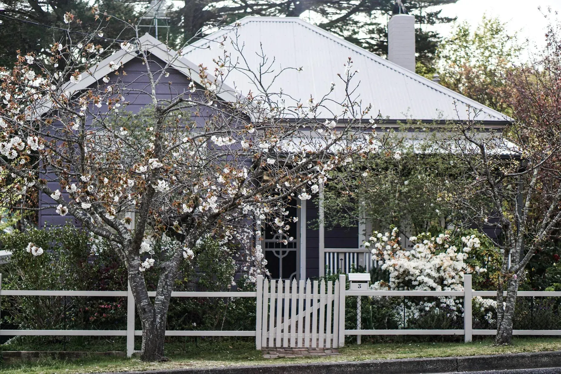 Honeywood — Honeywood is situated in Leura, a scenic town known for its natural beauty. The atmosphere is designed for relaxation and introspection, allowing guests to fully immerse themselves in their wellness journey amidst serene surroundings.