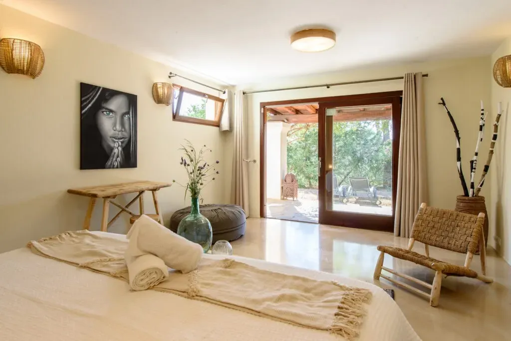 Ilumina Life — Perched on a hill and surrounded by lush trees, the beautiful villa offers breathtaking sea and sunset views. The serene landscape of Ibiza provides a peaceful backdrop, with the beach a pleasant 20-minute walk away. The property includes a swimming pool and a sauna with an outdoor shower, creating an atmosphere of relaxation and rejuvenation.
