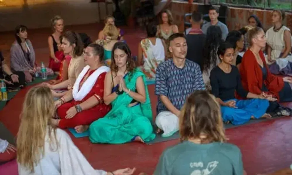 India Yoga School — set in the vibrant heart of Goa, the school is enveloped by lush greenery, creating a peaceful and grounding atmosphere. This natural setting offers a refreshing contrast to the demands of daily life, providing an ideal environment for introspection and practice. The abundant plant life evokes a strong sense of connection to the earth, enhancing the overall retreat experience.