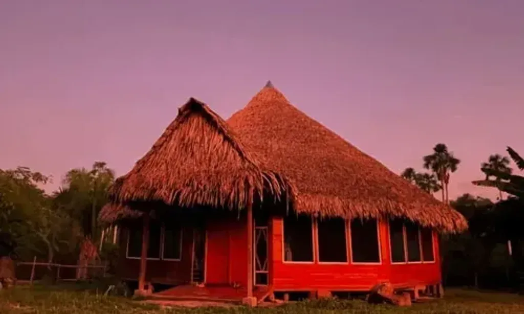 Inin Nete — The center is situated against a protected rainforest, offering a profound sense of remoteness and immersion in nature, despite being accessible from the city of Pucallpa. Spanning five hectares with no immediate neighbors, the property features three fishing ponds, creating a tranquil and private environment conducive to deep introspection and connection with the natural world.