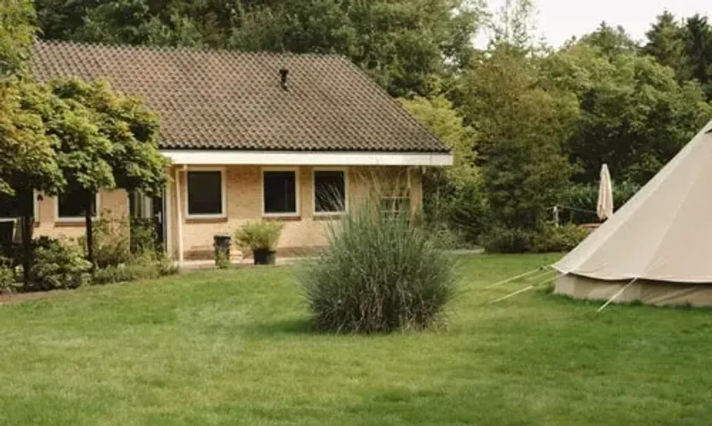 INME Wellness — The retreat unfolds in a serene natural environment within the Dutch countryside, characterized by surrounding forests and expansive green spaces. This tranquil backdrop provides a quiet escape, well suited to stepping away from daily routines and immersing oneself in reflection and personal development.