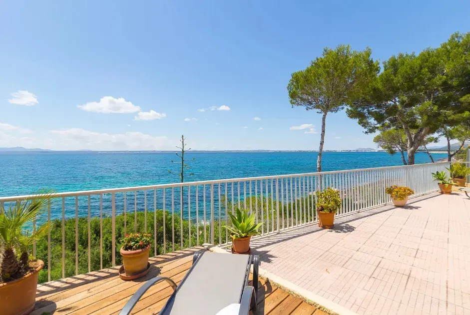 Isabella Sperotto — Located in Alcúdia, Illes Balears, the retreat is situated on Camí d'Alcanada. While specific details about the immediate surroundings aren't provided, the emphasis on nature and awakening natural healing potential suggests a tranquil environment conducive to introspection and connection.