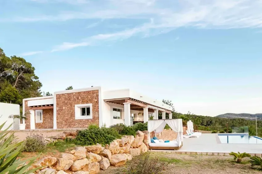 Isabelle Vienna — The retreat unfolds in a beautiful villa set in the heart of Ibiza, just a short drive from Sant Rafael. Guests are treated to amazing views and breathtaking sunsets from the property, creating a tranquil and inspiring atmosphere for reflection and rejuvenation.
