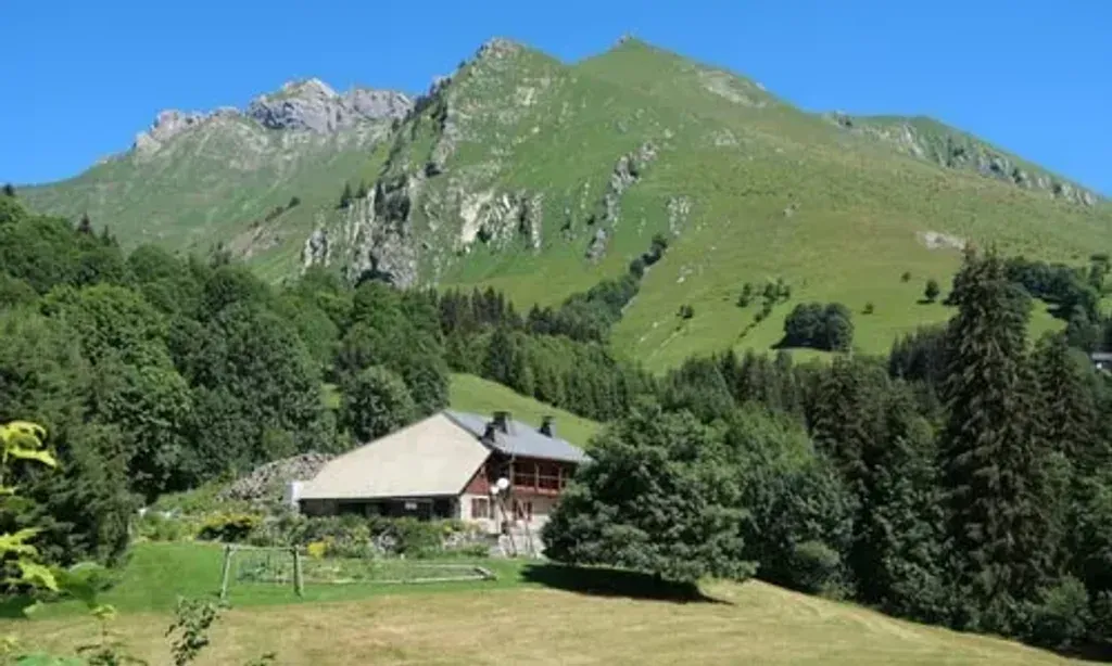 Jeûne et randonnée dans les Alpes — Perched in the majestic French Alps, the center is located at Chalet d'Alpage de Beauregard, surrounded by the serene beauty of Haute-Savoie. The alpine environment provides a naturally invigorating backdrop for detoxification and physical activity, with fresh mountain air and stunning vistas.