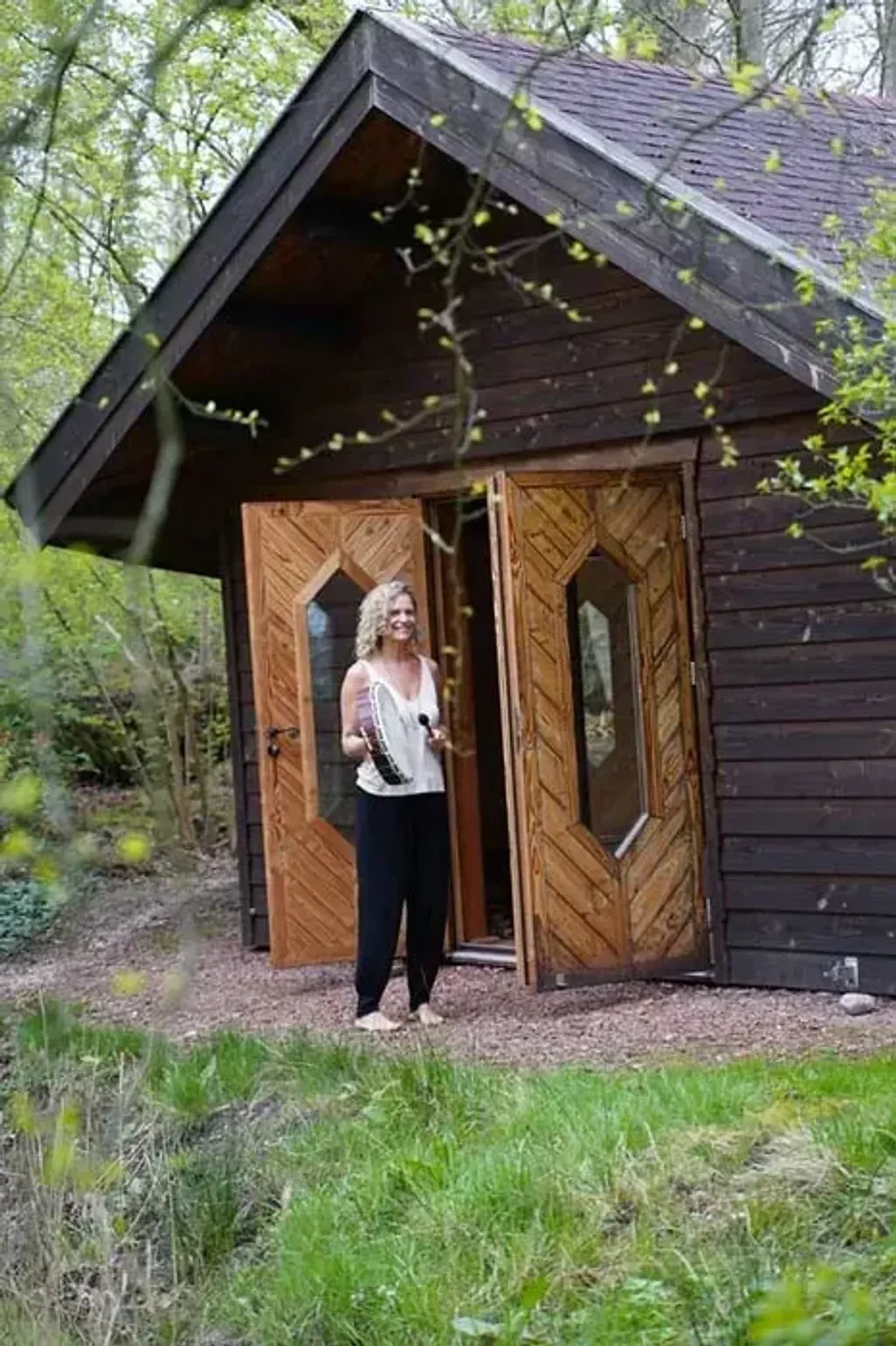 Joanna-Maria.nl — The retreats are held in various locations, each surrounded by nature, offering a safe and private environment. While specific venues change, the consistent theme is a natural setting conducive to introspection and healing.