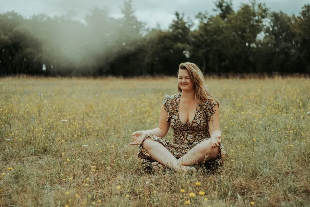 Joyce Mol — The retreat is situated in the tranquil French countryside near Puy L'évêque, offering a peaceful natural environment. The setting emphasizes a return to nature, with activities taking place outdoors by the river or on a deck, fostering a deep connection with the surroundings.