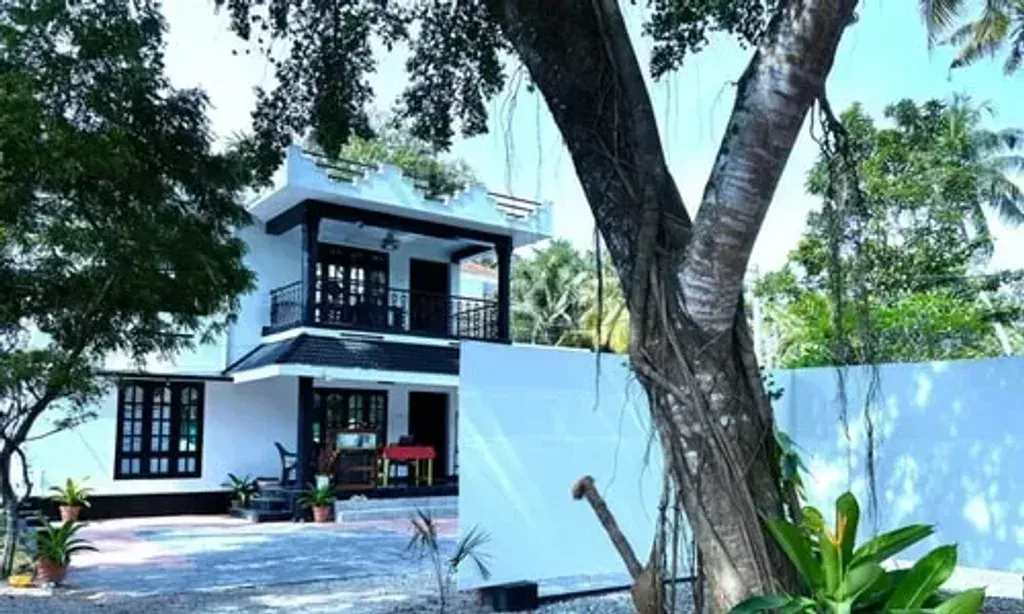 Kaabha Yoga and Ayurveda Retreat — Located in Varkala, Kaabha offers a serene environment for retreat. The center is situated near Kurakkanni, providing a peaceful escape while still being accessible. The general atmosphere is one of tranquility, conducive to deep relaxation and self-discovery.