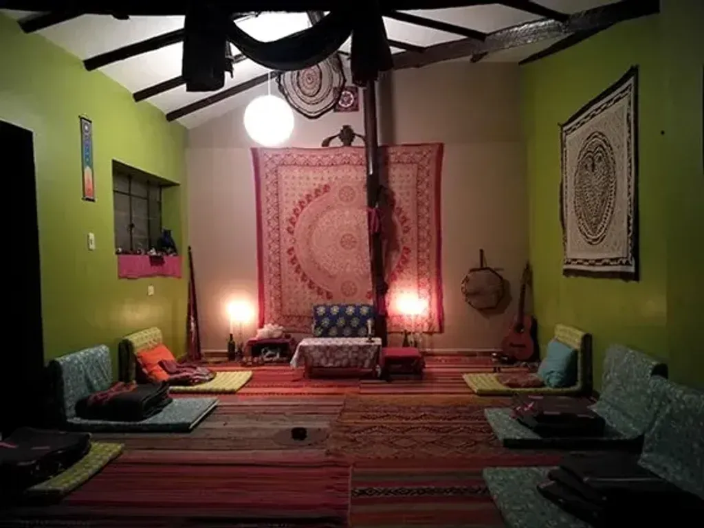 Kali Wasi — Kali Wasi is situated in the beautiful town of Taray, just five minutes from Pisac, within Peru's renowned Sacred Valley. This location provides a serene and spiritually charged environment, ideal for deep introspection and connection with ancient traditions.