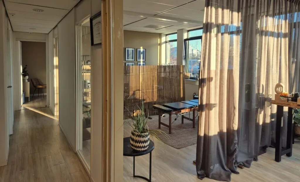 Krakti. — Krakti operates from a private practice located in Amsterdam Zuid, offering a serene and accessible urban environment for its programs. The location is well-connected by public transport, providing a convenient escape within the bustling city.