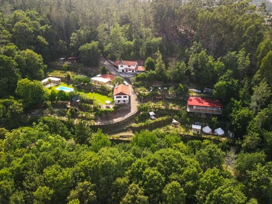 Land of Deveza — set in the peaceful countryside of central Portugal, Land of Deveza provides a serene and intimate environment. Surrounded by nature and far removed from mass tourism, the setting encourages a return to simplicity and fosters genuine human connection, allowing for meaningful experiences to unfold in a grounded atmosphere.