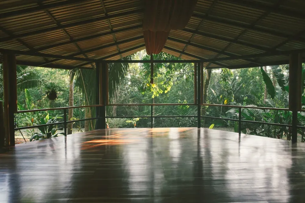 Land Yoga — The center is set within the lush, vibrant jungle of the Osa Peninsula, offering a profound connection with nature. Its unique architectural design allows for a magnificent interaction with the surrounding environment, creating an atmosphere of tranquility and exotic beauty. The sounds and sights of the jungle are an integral part of the experience.