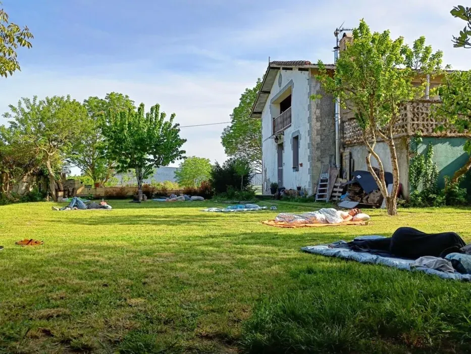 Le Dernier Jardin — set in the Spanish Basque Country, the retreat locations chosen by Le Dernier Jardin emphasize a direct connection with nature and the elements. While the specific venue may vary, the overarching theme is one of a peaceful haven, allowing participants to immerse themselves in a natural environment conducive to introspection and personal growth.