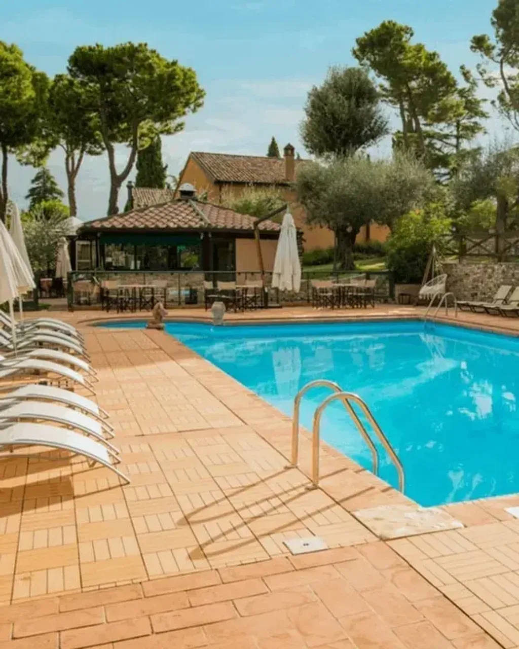 Learn Italian Vita — set in the rolling hills of Emilia-Romagna, this agriturismo is a tranquil escape surrounded by lush nature. The venue boasts a beautiful outside veranda, well suited to enjoying the serene landscape, and offers a peaceful atmosphere conducive to both learning and relaxation.