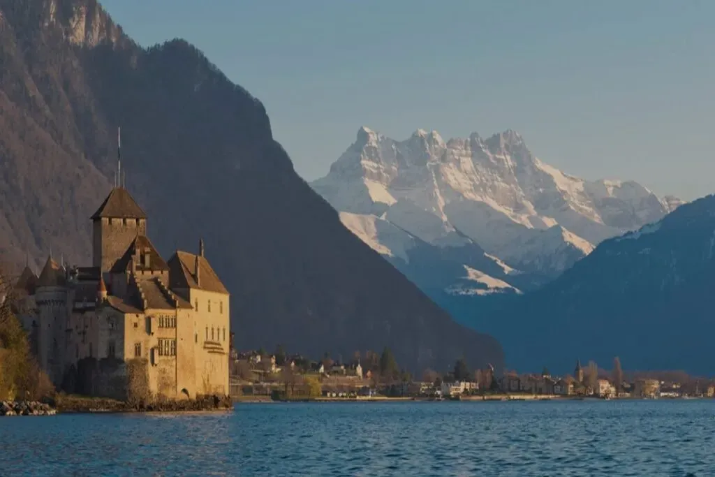 LGSA — Chalet la Varlope is set above Montreux and Vevey, offering breathtaking views of Lake Geneva, the surrounding Alps, and the picturesque Lavaux vineyards. The property exudes Swiss charm with modern comforts, featuring a spacious 100 m² pavilion bathed in natural light, ideal for yoga and group gatherings. The lakeshore, well suited to daily cold-water swims, is just minutes away, while nearby trails invite exploration through forests and vineyards.