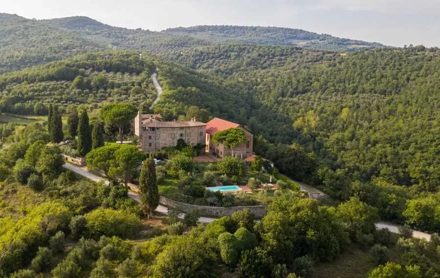 Lila Shakti — Terzo di Danciano is a charming medieval hamlet situated in a breathtaking rural landscape, perfectly positioned on the border between Umbria and Tuscany. The venue offers serene views and a peaceful atmosphere, ideal for introspection and relaxation, all within reach of the historic Etruscan city of Cortona.