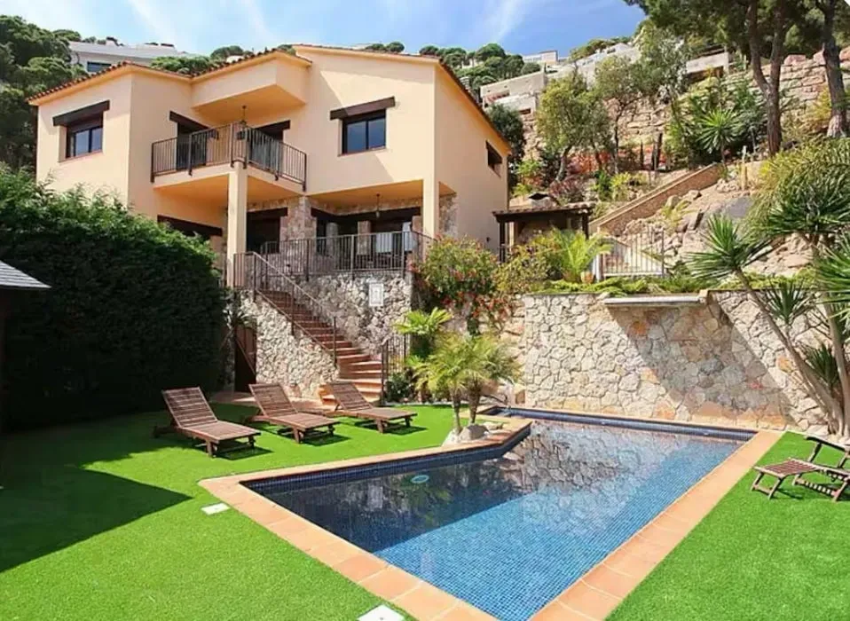 Lost and Found Therapy — Perched in the heart of the Costa Brava, this retreat enjoys a serene natural setting with inspiring sea views. The atmosphere is designed to be warm and welcoming, like a home away from home, encouraging guests to relax and engage in deep self-reflection away from the distractions of daily life.