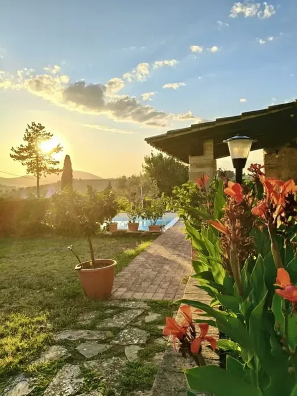 Love your body better — set in the picturesque Umbrian countryside, the retreat takes place at Agriturismo La Collina di Pilonico. The venue boasts a tranquil garden, a refreshing swimming pool, and spacious rooms for activities, all surrounded by the rolling hills and natural beauty of the region.