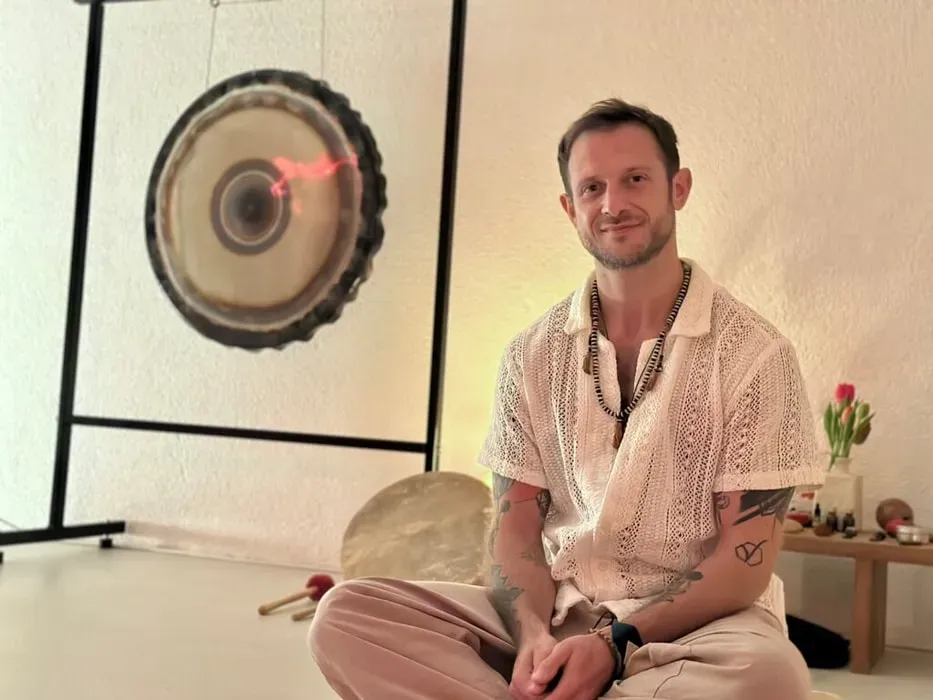 Lucas Guerrero Águila — While a permanent venue isn't specified, past retreats have taken place in locations described as magical, such as Cinco Lunas in Cádiz. The focus is on creating a space conducive to deep introspection and personal growth, where the environment supports the meaningful journey.