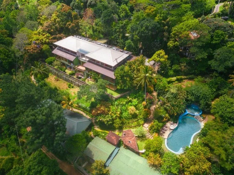 Lucie — set amidst the tropical nature of Sri Lanka's lush hills, Yasmin Hill provides a peaceful sanctuary. The retreat boasts breathtaking views, open spaces for practice, and a tranquil environment well suited to healing and self-care. Guests can unwind in fresh air, surrounded by natural beauty.