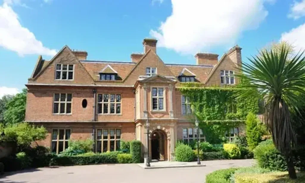 Luxury Couples Therapy Retreat Weekends in Buckinghamshire, UK — The retreat is set within a luxurious manor house spanning four acres in the picturesque Buckinghamshire countryside. The atmosphere is designed to be intimate and magical, providing a serene backdrop for couples to focus on their relationship away from daily distractions. Extensive leisure facilities contribute to a sense of indulgence and relaxation.
