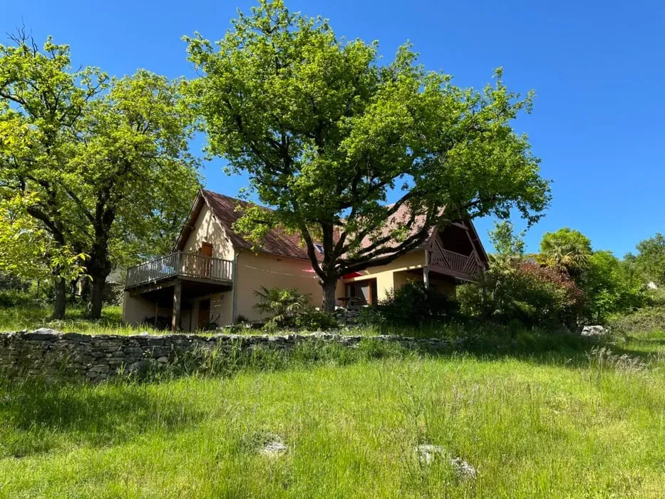 MANGOFLOW Retreats — The retreat is set within a beautiful villa, enveloped by the natural beauty of Loubressac, France. Expect stunning views, profound silence, abundant sunshine, and clear starry nights. The surrounding nature is welcoming throughout the year, offering a refreshing and inspiring atmosphere for contemplation and relaxation.