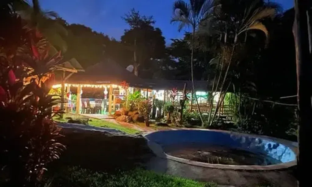 Master Rebis — set in the natural beauty of Bagaces, Costa Rica, the center offers a resort-like atmosphere. Guests can enjoy quiet serenity amidst beautiful scenery, with access to swimming pools and ample space to relax and reconnect with nature.