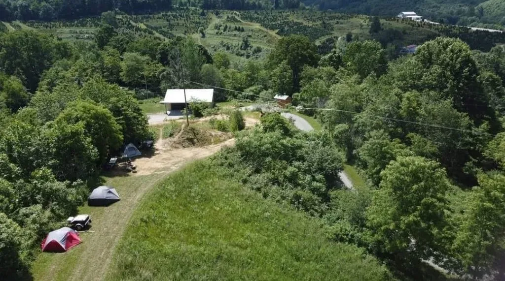 Mastery of Self — The center is situated amidst the stunning mountains of western North Carolina, offering beautiful views and a serene natural environment. Guests can enjoy wide-open spaces and trails winding through the forest, well suited to contemplative nature walks and connecting with the outdoors.
