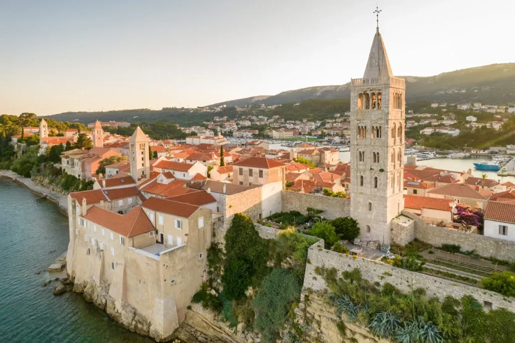 Maverick Adventures — The retreat unfolds on the picturesque island of Rab, with accommodations in luxury beachfront villas. The environment is peaceful and coastal, offering direct access to the sea and plenty of outdoor space. It's a natural and active setting, well suited to immersing oneself in the Croatian landscape.