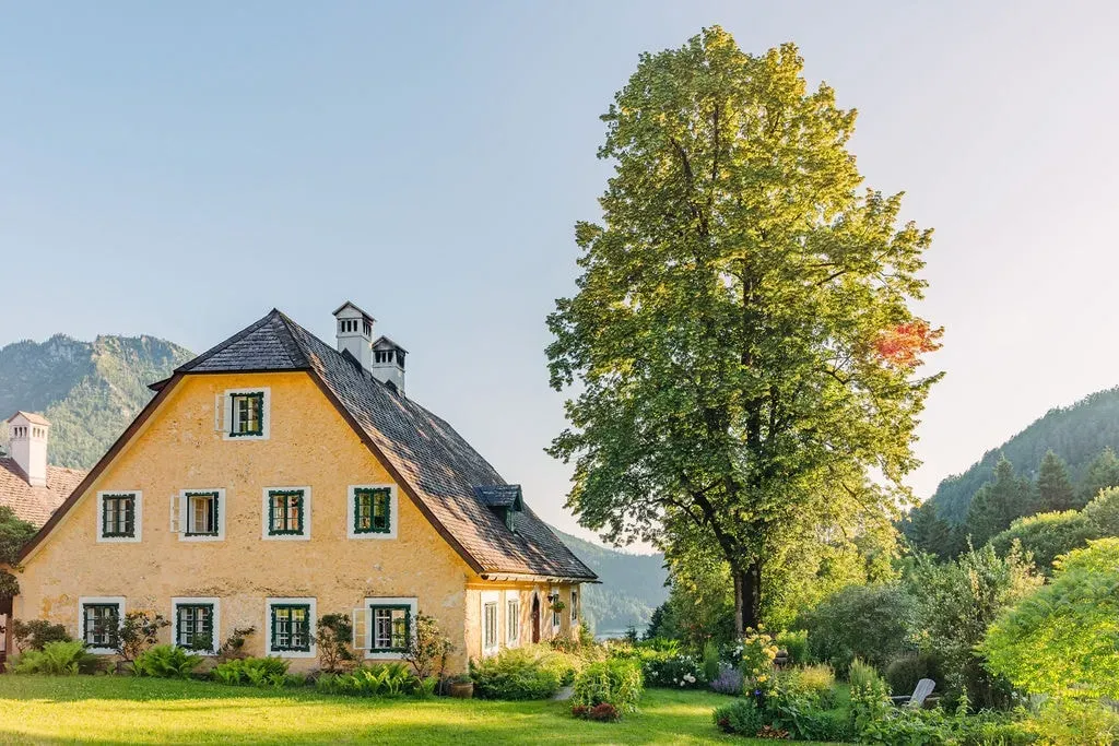 Me Yoga Healing - Hof Berneck — Hof Berneck is an old farmhouse set amidst meadows, trees, and open landscapes, creating a truly special retreat environment. The presence of a nearby lake and a pond further enhances the peaceful, almost timeless atmosphere, inviting guests to slow down and embrace the restorative power of nature.