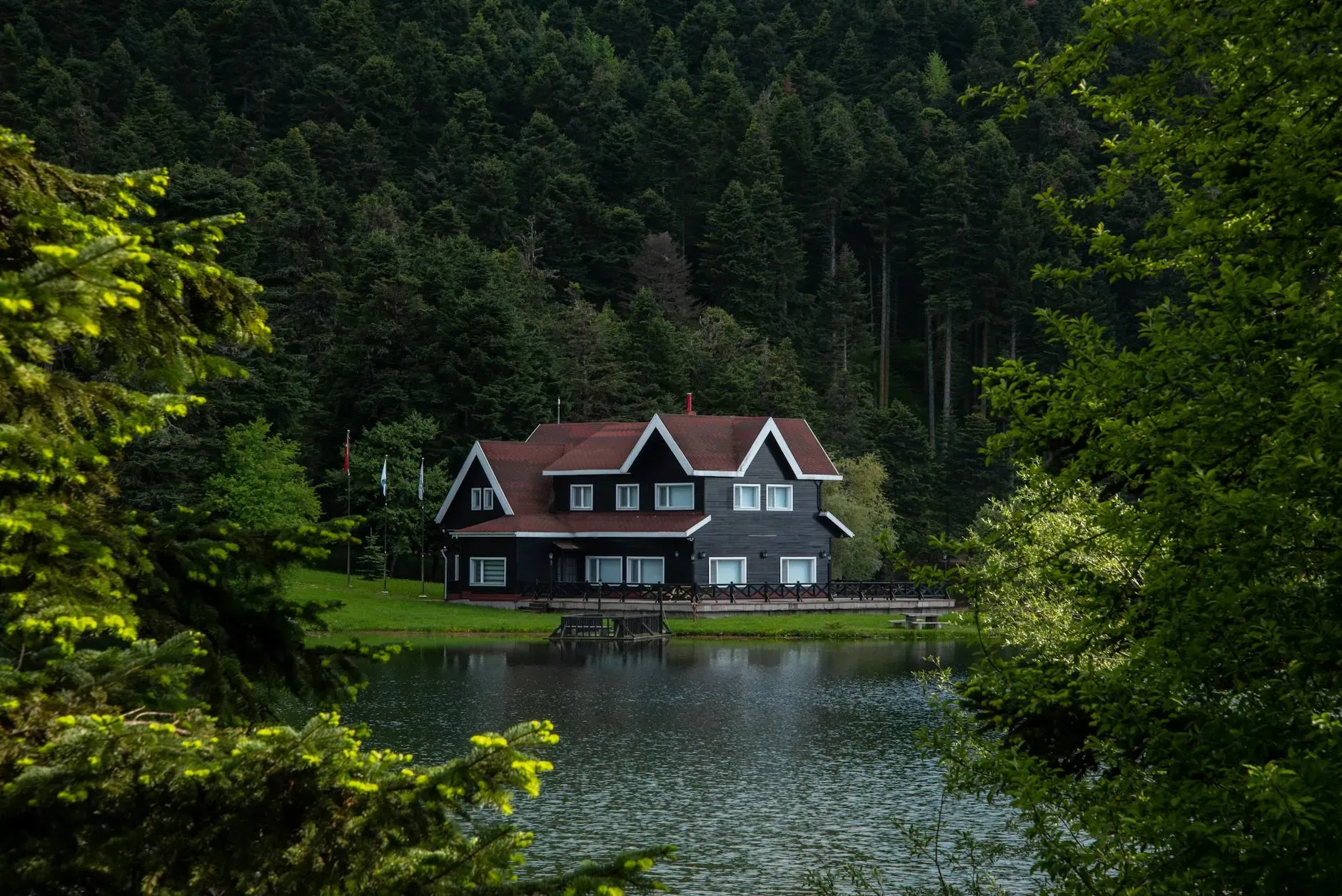Medicina Sagrada — The center is set in a tiny, secluded village, enveloped by the calmness of nature. With no immediate neighbors, it offers a truly private and peaceful escape. A surrounding forest and a tranquil lake contribute to an atmosphere of deep serenity, well suited to contemplation and connection with the natural world.