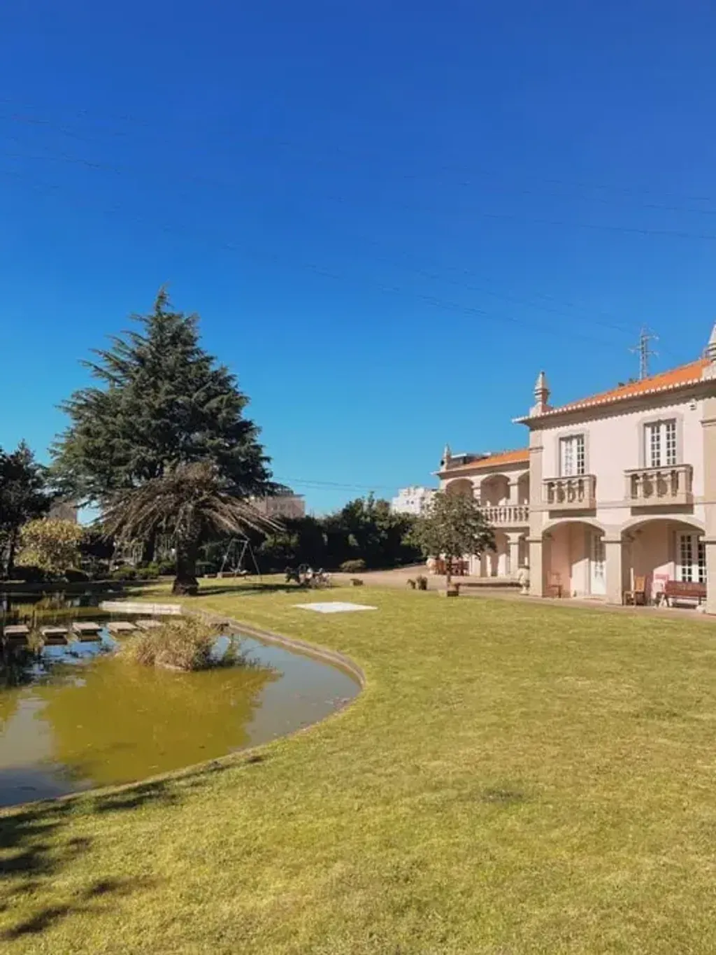 Meditation House Porto — The retreat unfolds within the private Quinta da Arroteia, a picturesque farm on the northern edge of Porto. Guests are immersed in nature, surrounded by verdant fields, beautifully manicured gardens, fruit trees, and a private lake, offering ample opportunities for peaceful walks and contemplation.