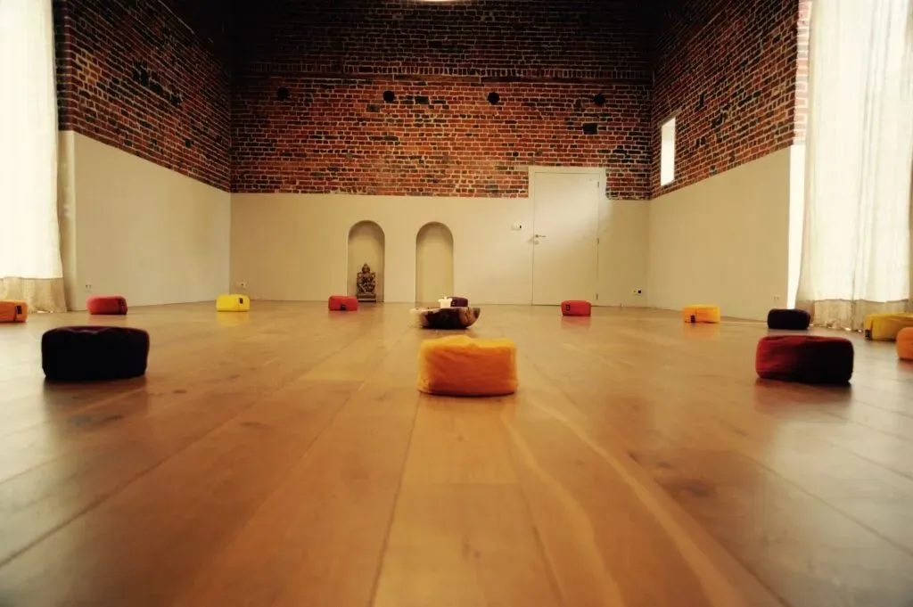 Mindful Connecting — set in the beautiful green Belgian countryside, Mindful Connecting provides a tranquil environment just outside of Brussels. The location offers a peaceful retreat from urban life, with convenient access to both the city and Brussels Airport, making it an accessible escape for those seeking quiet reflection and personal development.