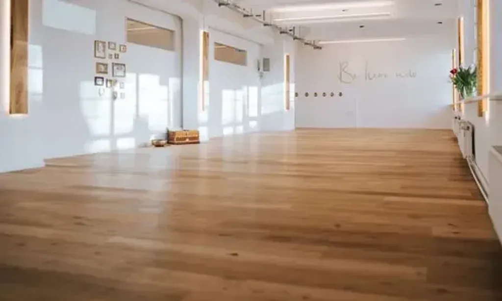 MODERNMIND — The retreat unfolds in a beautiful, quiet, and cozy location within Stuttgart. It features a spacious group room for collective activities and a smaller, more private room for those seeking personal space and quiet reflection.