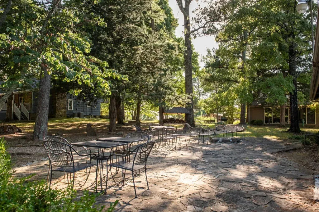 Mount Sequoyah Center — Perched on Mount Sequoyah, the center offers a serene environment in Fayetteville, Arkansas. Surrounded by natural beauty, it provides a peaceful escape from daily life, allowing guests to immerse themselves in a contemplative atmosphere.