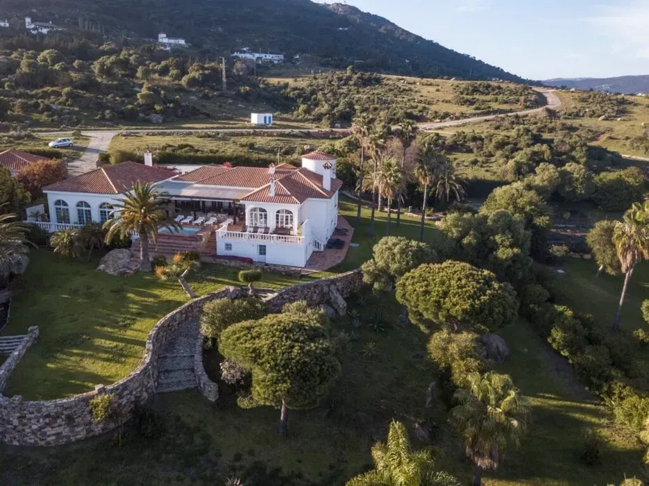Movimiento del Alma — set in the stunning natural landscape of Andalusia, near the lively town of Tarifa, Movimiento del Alma draws deep inspiration from its surroundings. The environment, characterized by the ocean, wind, abundant light, and expansive horizons, creates a serene and invigorating atmosphere for self-discovery and reconnection.