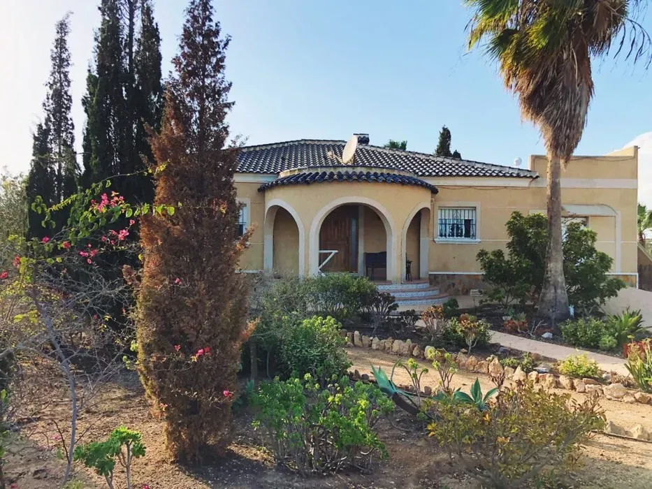 Mystic Wine — The center is situated in Guardamar del Segura, Alicante, boasting a large garden that is part of a natural reserve. Guests can enjoy the tranquility of nature, with the beach and a saltwater lake just a stone's throw away, providing a serene backdrop for reflection and healing.