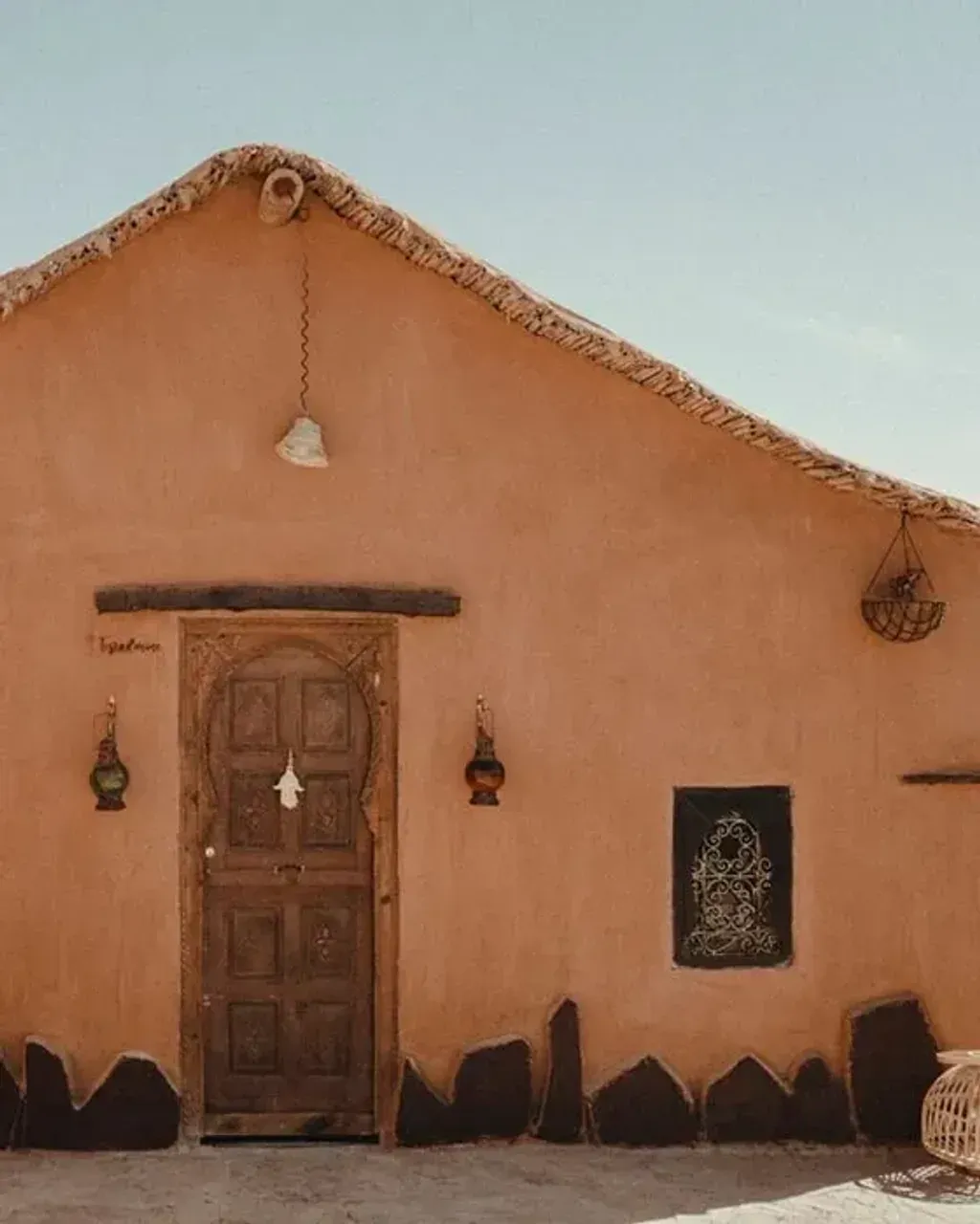 Nadia Tunez — The retreat unfolds in the heart of the Merzouga Desert, a landscape of vast expanses, vibrant sunsets, and star-filled nights. The atmosphere is one of serene tranquility, offering a sanctuary where creativity can flourish amidst the natural beauty and cultural richness of Morocco.