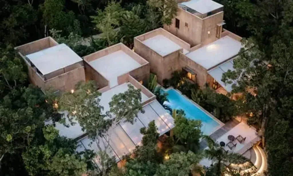 NAJIL CHAK — Najil Chak is situated in the vibrant landscape of Tulum, strategically located between the bustling town and the serene beach. The property itself is a harmonious blend of architectural design and tropical landscaping, creating a private oasis. Expect extensive lush gardens, a captivating pool, and various outdoor lounge areas that invite relaxation amidst nature.