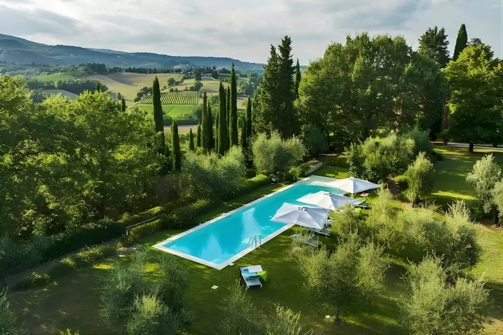 noi.retreats — While the exact location within Tuscany isn't specified, the region itself is synonymous with rolling hills, picturesque vineyards, and historic charm. This provides an idyllic and inspiring environment for reflection and creative exploration, far from the hustle and bustle of daily life.