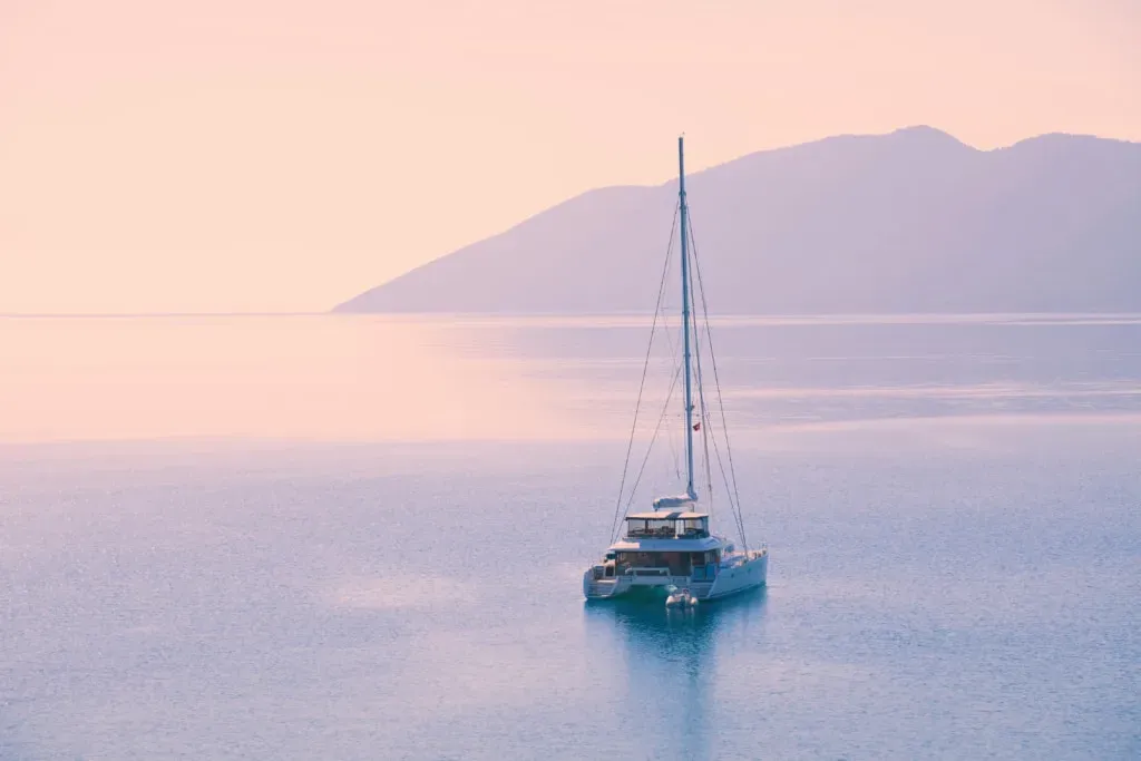 Novigate — This retreat unfolds amidst the stunning natural beauty of the Greek Ionian islands. Imagine crystal-clear turquoise waters, picturesque coves, and charming island villages as your daily backdrop. The atmosphere is one of peaceful adventure, with each stop offering a new opportunity to connect with Greece's unspoiled essence.