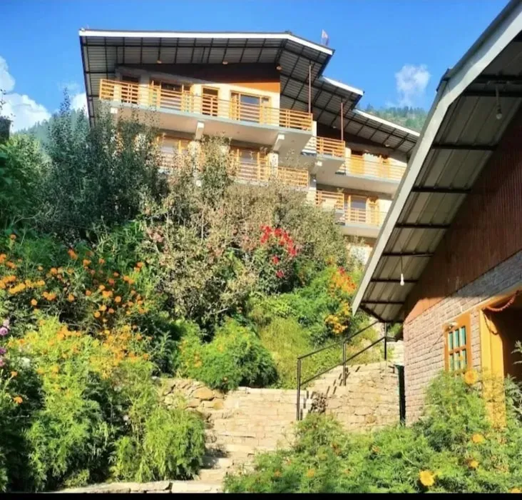 NuPrana Retreat — The retreat is situated in a tranquil mountain setting, with the river Beas flowing nearby. This natural environment, characterized by the river's beta waves, the silence of the mountains, and the constant birdsong, creates an inherently meditative and peaceful atmosphere.